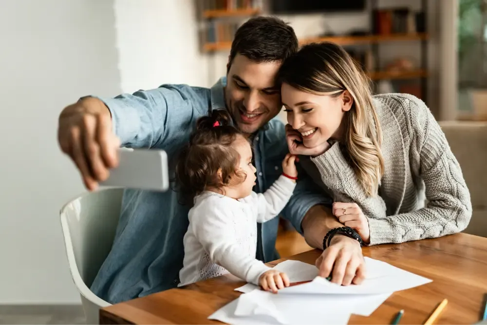 Uma família, um casal e uma criança pequena