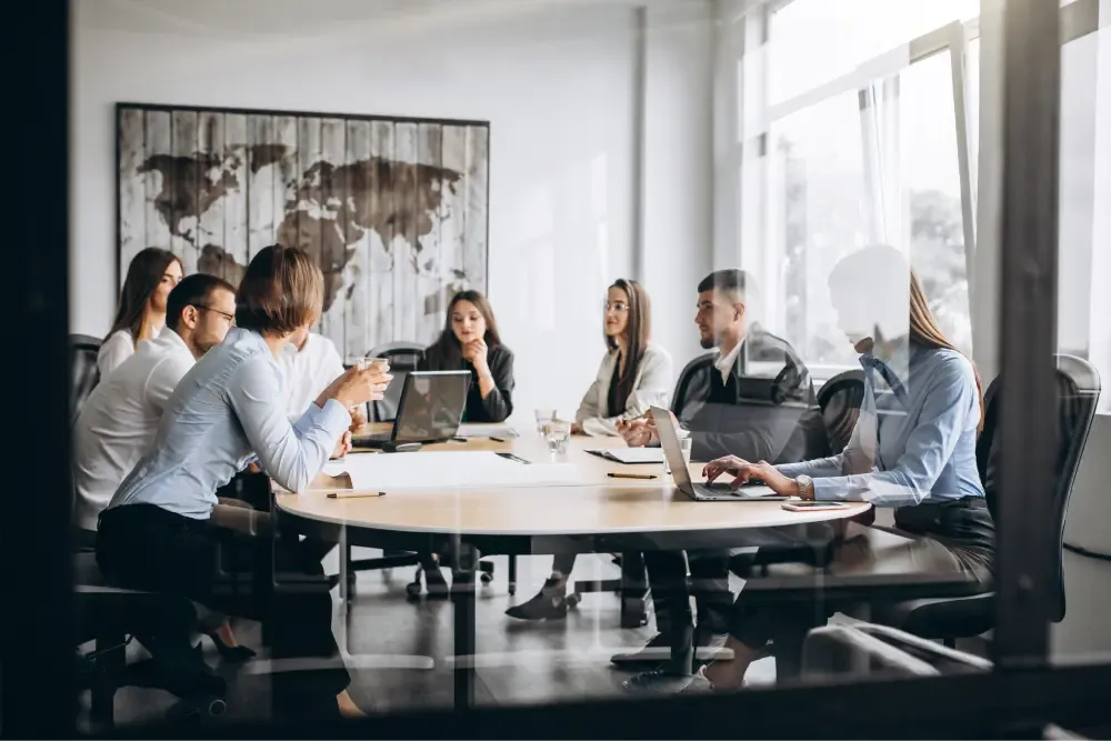 uma equipe de trabalhadores em reunião