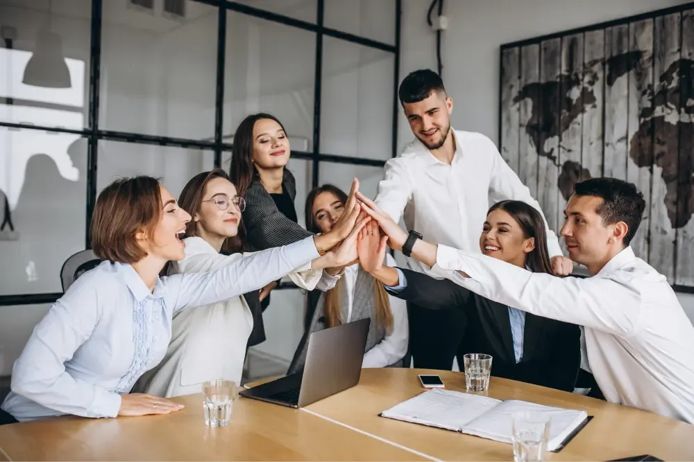 Trabalhadores reunidos em uma sala de reunião