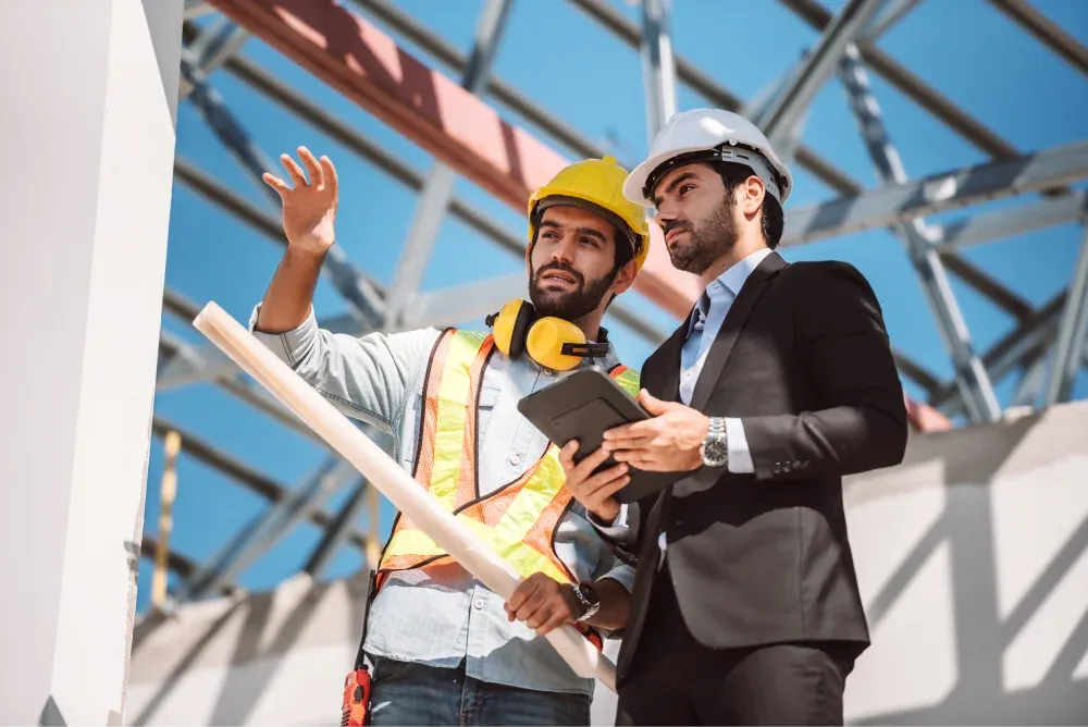 dois homems trabalhando em uma construção